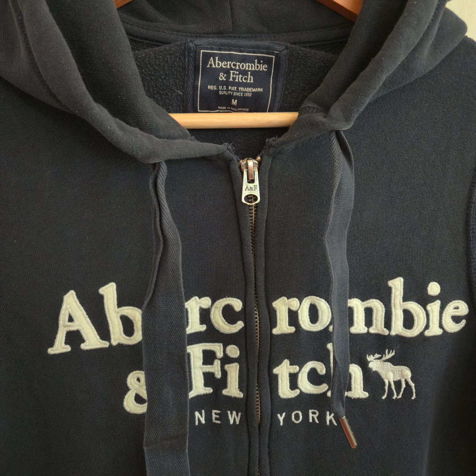 Abercrombie & Fitch Classic Spellout Zip-Up Sweatshirt - Navy, Size Medium - Image 4